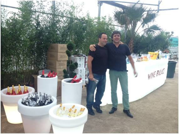 IBIZA - BANCONE CURVO in polietilene, anche ILLUMINATO LED RGB a batteria ricaricabile.